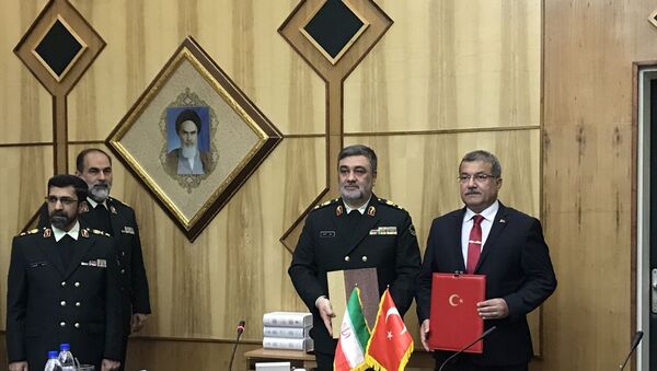 Emniyet Genel Müdürü Celal Uzunkaya (sağda), İran Polis Teşkilatı Komutanı General Hüseyin Eşteri (sağ 2)  - Sputnik Türkiye