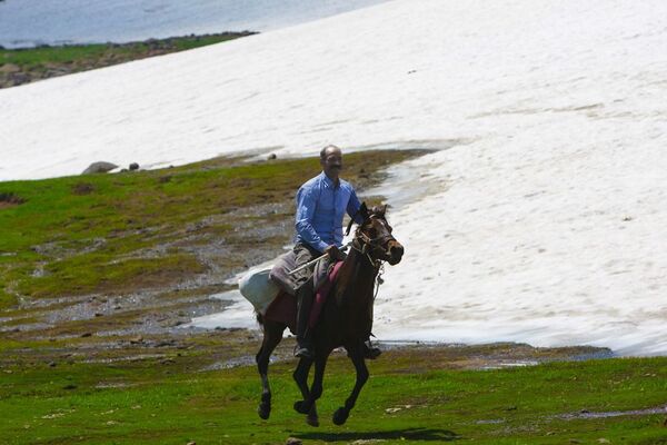 Mutluca Yaylası’nda atını dörtnala süren bir köylü - Sputnik Türkiye