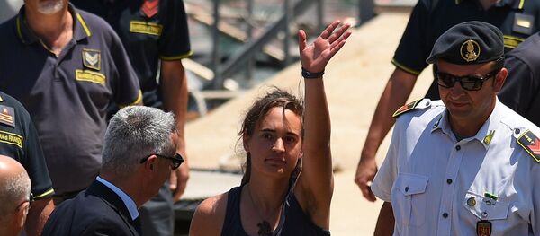 Kurtardığı göçmenlerle İtalyan limanlarına yanaşmasına izin verilmeyen, ardından Lampedusa adası limanına izinsiz yanaşan Sea-Watch 3 gemisinin kaptanı Carola Rackete  - Sputnik Türkiye