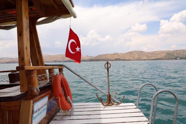 Bu arada Elazığ Valisi Çetin Oktay Kaldırım, Hazar Gölü'nün turizme kazandırılması amacıyla gölde tekne turu etkinliklerinin düzenleneceğini söyledi.  - Sputnik Türkiye