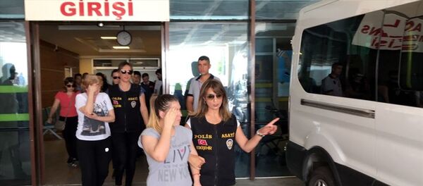 Sarar Şirketler Grubu Yönetim Kurulu Başkanı Cemalettin Sarar ve eşi Zehra Sarar'ın Eskişehir'deki evlerinde darbettikleri ve evdeki çelik kasadan hırsızlık yaptıkları iddiasıyla Bulgaristan'da gözaltına alınan 6 zanlı Türkiye'ye iade edildi. Lubimets (Habibçeova) kentinde tutuklu bulunan zanlılar, Bulgaristan polisince Kapıkule Sınır Kapısı'nda Edirne ve Eskişehir emniyet müdürlüğü görevlilerine teslim edildi. - Sputnik Türkiye