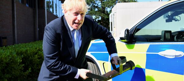 Boris Johnson Reading kentinde polis eğitim merkezini ziyaretinde çeşitli aletlerle ilginç pozlar verdi - Sputnik Türkiye