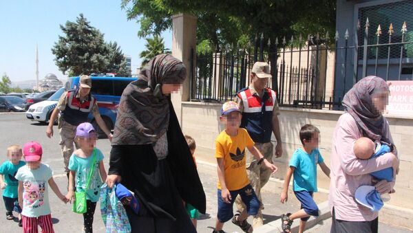 Interpol'ün aradığı IŞİD'li Rus kadınlar, 9 çocukla sınırda yakalandı - Sputnik Türkiye