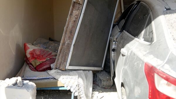 Mersin'in merkez Akdeniz ilçesinde, sürücünün fren yerine gaza bastığı otomobil bir kişinin uyuduğu evin odasına girdi. - Sputnik Türkiye