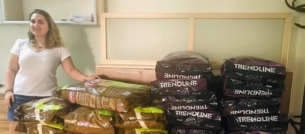 Avukat Seray Yörük, tartıştığı komşusuyla uzlaşma yoluna gidip 600 kilo kedi ve köpek maması aldı - Sputnik Türkiye