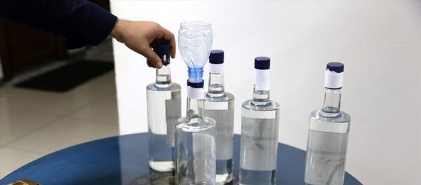 Mersin'de, metil alkolden zehirlenme şüphesiyle 7 kişinin hayatını kaybetmesinin ardından düzenlenen operasyonlarda, alkolleri sattıkları öne sürülen, aralarında daha önce gözaltına alınıp serbest bırakılanların da olduğu 6 şüpheli yakalandı. Zanlıların normalde açılmayan alkol kapaklarını kendi geliştirdikleri bir yöntemle açıp, şişenin üzerinde bulunan bilyeyi sabitledikleri ve sonrasında içerisinde metil bulunan sahte etil alkolü doldurdukları saptandı. - Sputnik Türkiye