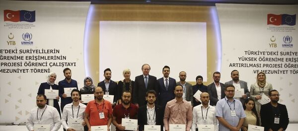 Suriyeli gençlerin, Türkiye'de nitelikli yükseköğrenim imkanlarına erişimlerini arttırmak amacıyla yürütülen Türkiye'deki Suriyelilerin Yüksek Öğrenime Erişimlerinin Artırılması Projesi kapsamında Türkiye'de yüksek öğrenim gören öğrenciler için bir otelde mezuniyet töreni düzenlendi. Törene, Avrupa Birliği (AB) Türkiye Delegasyonu Başkanı Büyükelçi Christian Berger, Yurtdışı Türkler ve Akraba Topluluklar Başkanı Abdullah Eren ve Birleşmiş Milletler Mülteciler Yüksek Komiserliği (BMMYK) Türkiye Temsilcisi Katharina Lumpp da katıldı. - Sputnik Türkiye