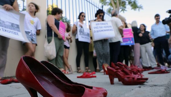 Kıbrıs'ta kadın cinayetlerine 'kırmızı ayakkabılı' protesto - Sputnik Türkiye