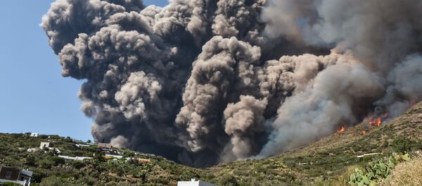 İtalya'nın Stromboli adasındaki yanardağ  - Sputnik Türkiye