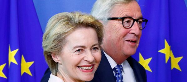 Avrupa Komisyonu Başkanı atanmasına karar verilen Ursula von der Leyen ile selefi Jean-Claude Juncker (sağda) Avrupa Komisyonu Başkanı atanmasına karar verilen Ursula von der Leyen ile selefi Jean-Claude Juncker (sağda) - Sputnik Türkiye