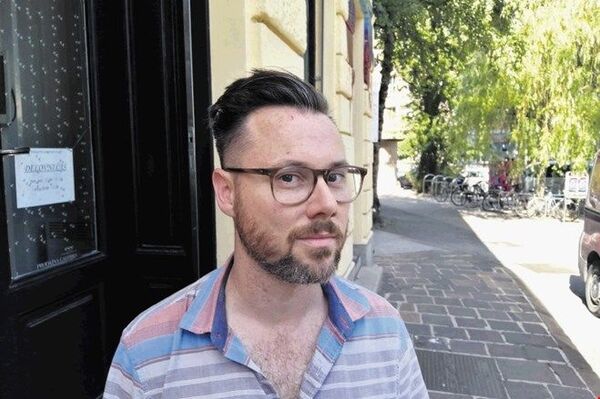 Melania Trump'ın doğduğu kasabaya gerçek boyutlarda ahşap heykeli dikildi - Sputnik Türkiye