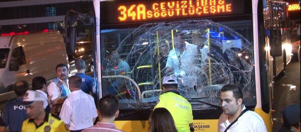 İstanbul’da Cevizlibağ-Söğütlüçeşme seferini yapan metrobüs yolun karşısına geçmeye çalışan 1 yayaya çarptı. Kazada yaya ile metrobüste bulunan 1 yolcu olmak üzere 2 kişi yaralandı.  - Sputnik Türkiye