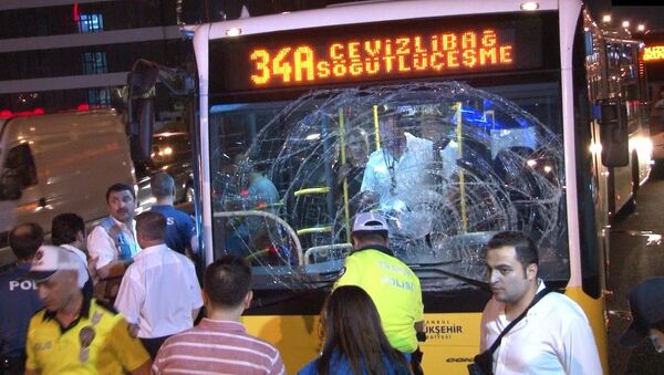 İstanbul’da Cevizlibağ-Söğütlüçeşme seferini yapan metrobüs yolun karşısına geçmeye çalışan 1 yayaya çarptı. Kazada yaya ile metrobüste bulunan 1 yolcu olmak üzere 2 kişi yaralandı.  - Sputnik Türkiye