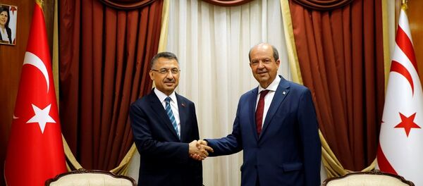 Cumhurbaşkanı Yardımcısı Fuat Oktay (solda), KKTC Başbakanı Ersin Tatar (sağda) ile heyetler arası ikili görüşme gerçekleştirdi. - Sputnik Türkiye