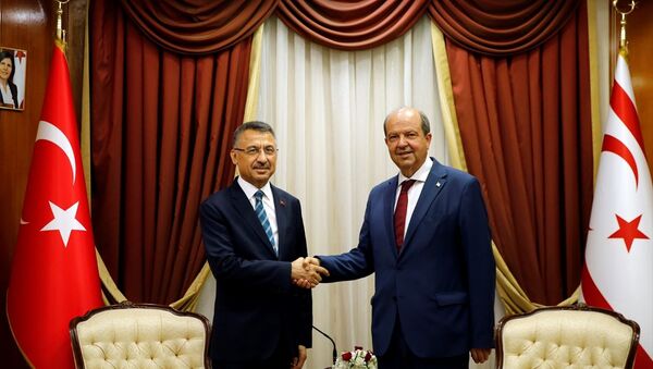 Cumhurbaşkanı Yardımcısı Fuat Oktay (solda), KKTC Başbakanı Ersin Tatar (sağda) ile heyetler arası ikili görüşme gerçekleştirdi. - Sputnik Türkiye