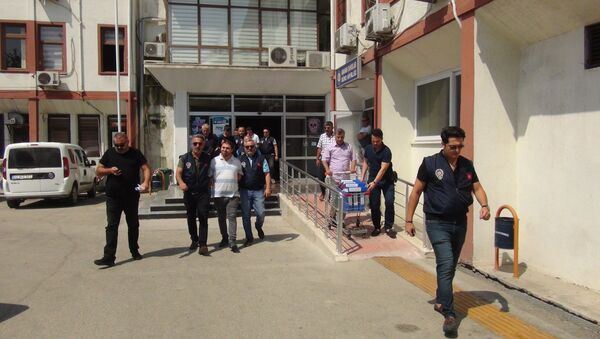 Mersin'de 7 kişinin öldüğü sahte içki olayıyla ilgili 5 kişi tutuklandı - Sputnik Türkiye