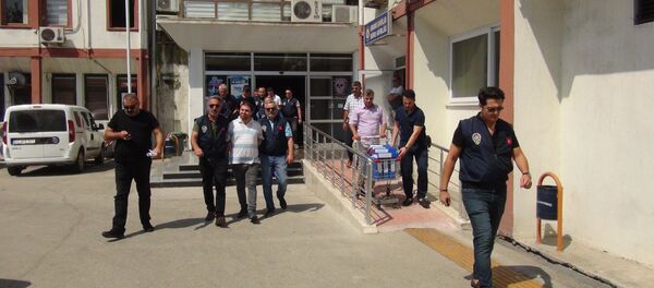 Mersin'de 7 kişinin öldüğü sahte içki olayıyla ilgili 5 kişi tutuklandı - Sputnik Türkiye