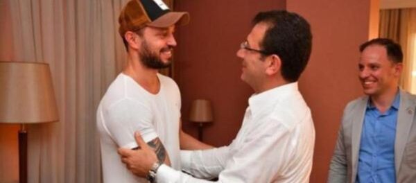 İstanbul Büyükşehir Belediye Başkanı Ekrem İmamoğlu, seçim kampanyasında kendisine maddi ve manevi destek açıklayan şarkıcı Murat Boz ile bir araya geldi. İstanbul Büyükşehir Belediye Başkanı Ekrem İmamoğlu, seçim kampanyasında kendisine maddi ve manevi destek açıklayan şarkıcı Murat Boz ile bir araya geldi. - Sputnik Türkiye