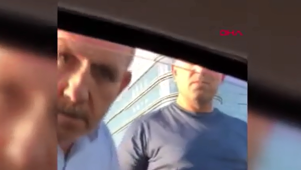Tartıştığı kişinin arabasının üzerine çıkarak tekmeleyen magandalar - Sputnik Türkiye