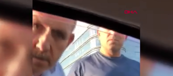 Tartıştığı kişinin arabasının üzerine çıkarak tekmeleyen magandalar - Sputnik Türkiye