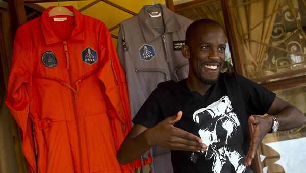 Uzaya çıkma şansını yakalayan ilk siyah Afrikalı Mandla Maseko, bu hayalini gerçekleştiremeden motosiklet kazasında hayatını kaybetti. - Sputnik Türkiye