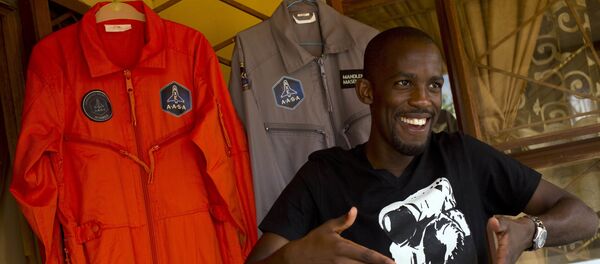 Uzaya çıkma şansını yakalayan ilk siyah Afrikalı Mandla Maseko, bu hayalini gerçekleştiremeden motosiklet kazasında hayatını kaybetti. - Sputnik Türkiye