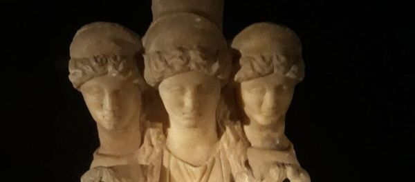 3 başlı kadın heykeli - Sputnik Türkiye