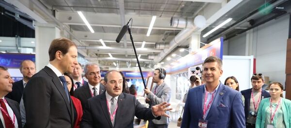Sanayi ve Teknoloji Bakanı Mustafa Varank, Rusya'nın Yekaterinburg kentinde düzenlenen ve Türkiye'nin bu yıl partner ülke olduğu INNOPROM Uluslararası Sanayi Fuarı'nda Türkiye Milli Fuar Alanı açılışına katıldı. Bakan Varank, Rusya Sanayi ve Ticaret Bakanı Denis Manturov (solda) ve beraberindekiler ile alandaki firmaların stantlarını gezerek bilgi aldı. - Sputnik Türkiye