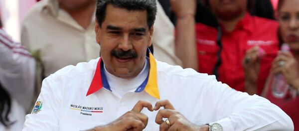 Nicolas Maduro mitingde destekçilerine kalp işareti yaparken - Sputnik Türkiye