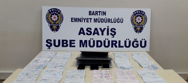 Aile boyu şebeke çökertildi: 14 yaşındaki kızlarını şantaj için kullanmışlar - Sputnik Türkiye