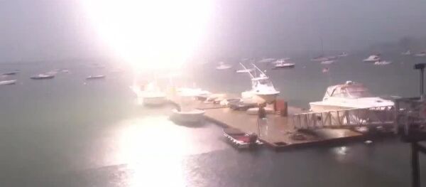 ABD'de limanda demirlemiş bir tekneye yıldırım düştü - Sputnik Türkiye