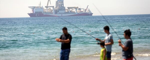Türkiye'nin Milli Enerji ve Maden Politikası kapsamında, denizlerdeki arama ve sondaj faaliyetlerinin artırılması amacıyla TPAO tarafından satın alınan Türkiye'nin ikinci sondaj gemisi Yavuz, 25 Haziran 2019'da Antalya Körfezi'nin Konyaaltı Plajı açıklarında demirlemişti. - Sputnik Türkiye