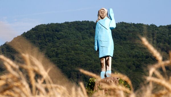 Melania Trump heykeli, Slovenya'nın  Sevnica köyü yakınları - Sputnik Türkiye