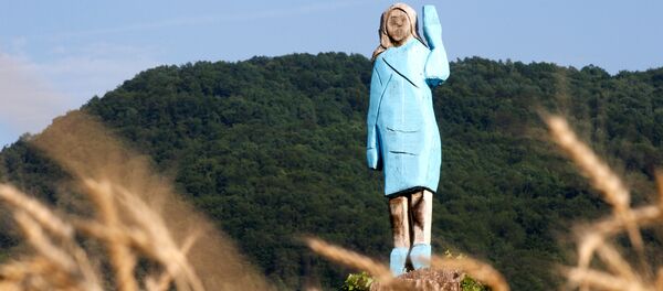 Melania Trump heykeli, Slovenya'nın  Sevnica köyü yakınları - Sputnik Türkiye