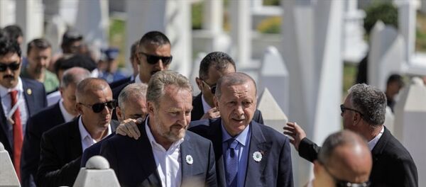 Türkiye Cumhurbaşkanı Recep Tayyip Erdoğan, Bosna Hersek'in ilk Cumhurbaşkanı Aliya İzzetbegoviç'in kabrinin de bulunduğu Kovaçi Şehitliği'ni ziyaret etti. Şehitlik girişinde kendisini bekleyen vatandaşları selamlayan Erdoğan, Meçhul Asker Anıtı'na ve Aliya İzzetbegoviç'in mezarına çelenk bırakarak dua etti. - Sputnik Türkiye