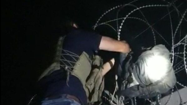 Suriye'den, Türkiye'ye atılan 15 kilo patlayıcı sınır tellerine takıldı - Sputnik Türkiye