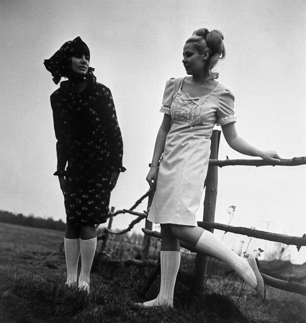 Riga menşeili moda fabrikası Rīgas apģērbs’da üretilen yazlık elbiselerin içindeki Sovyet modeller, soldaki model Regina Zbarskaya. - Sputnik Türkiye