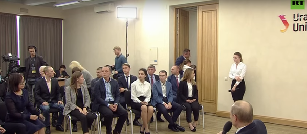 Üniversite öğrencisi, Putin’le görüşmede bayıldı Üniversite öğrencisi, Putin’le görüşmede bayıldı - Sputnik Türkiye