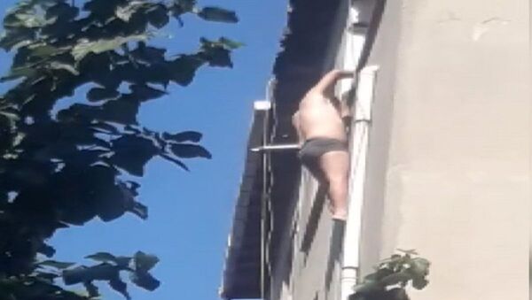 Sultangazi'de gasptan kaçan kişi, yarı çıplak halde beşinci kattaki dairenin balkonundan sarkarak yardım bekledi. - Sputnik Türkiye