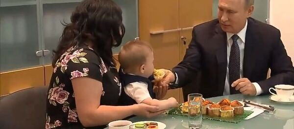 Putin adaşı bebeğe kek yedirdi - Sputnik Türkiye