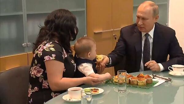 Putin adaşı bebeğe kek yedirdi - Sputnik Türkiye