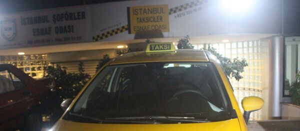 Kısa mesafeyi duyunca yolcuyu araçtan indirmeye çalışan taksici meslekten ihraç edildi - Sputnik Türkiye