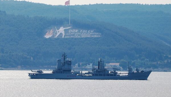 İtalya ve Fransa donanmasına ait iki savaş gemisi Çanakkale Boğazı'ndan geçti.  - Sputnik Türkiye