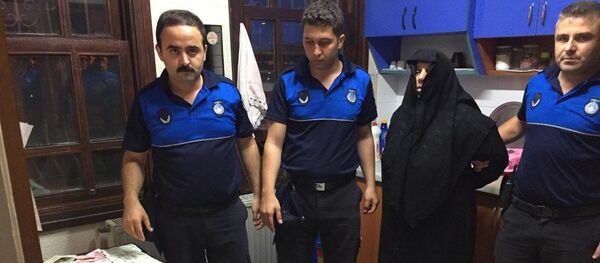 Bursa'da zabıta ve polis ekiplerinin Kültürpark'ta gözaltına aldığı kadının üzerinden 18 bin 205 lira çıktı  - Sputnik Türkiye