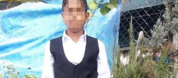 İzmit'te, 11 yaşındaki amcasının oğlu D.Ç.P. ile birlikte yaşamaya zorlanan 14 yaşındaki N.P. adlı kız çocuğu, polise sığınıp, zorla evde tutulduğunu ve devlet yurdunda kalmak istediğini söyledi. Soruşturma kapsamında, N.P.'nin anne- babası ile amcası ve yengesi mahkemece tutuklandı. - Sputnik Türkiye