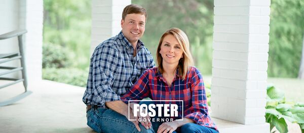 Robert Foster ile eşinin valilik seçimi kampanyası için verdiği poz - Sputnik Türkiye