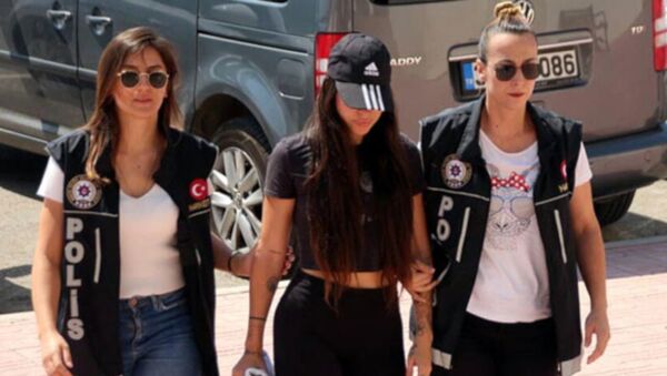 Bodrum'da, 'yerli Kim Kardashian' olarak bilinen sosyal medya fenomeni 25 yaşındaki Pelinsu Meşe, gözaltına alındı. Emniyetteki işlemlerinin ardından adliyeye sevk edilen Meşe, adli kontrol şartıyla serbest bırakıldı. - Sputnik Türkiye
