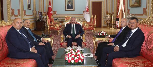 CHP Genel Başkanı Kemal Kılıçdaroğlu, TBMM Başkanı Mustafa Şentop'a, mevcut sistemin büyük ölçüde aksadığını ve Türkiye'ye büyük ölçüde ağır maliyetlere yol açtığını ifade ettiğini söyledi. - Sputnik Türkiye