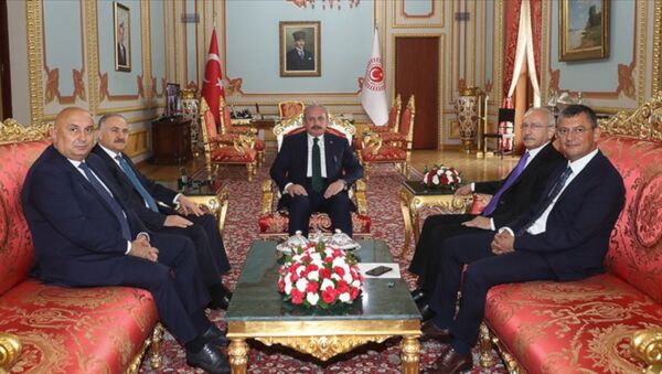 CHP Genel Başkanı Kemal Kılıçdaroğlu, TBMM Başkanı Mustafa Şentop'a, mevcut sistemin büyük ölçüde aksadığını ve Türkiye'ye büyük ölçüde ağır maliyetlere yol açtığını ifade ettiğini söyledi. - Sputnik Türkiye