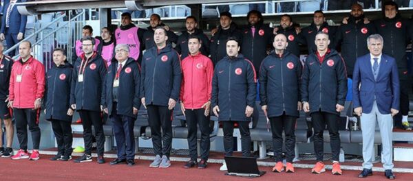 A Milli Futbol Takımı Teknik Direktörü Şenol Güneş'in yardımcılarından Tayfur Havutçu görevinden istifa etti. - Sputnik Türkiye